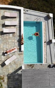 伊奥斯乔拉Villa Giulia, seaview villa的在游泳池里游泳的人