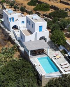 伊奥斯乔拉Villa Giulia, seaview villa的享有带游泳池的房屋的空中景致