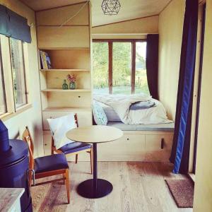 Nice and Slow : Eco-responsible tiny house的小房间设有桌子和床