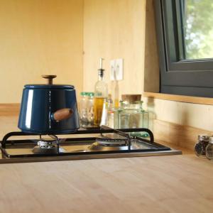 Nice and Slow : Eco-responsible tiny house的厨房里炉灶上的一个烤面包机