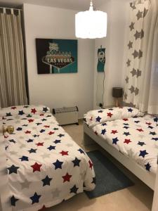 埃尔波提尔Coqueto apartamento a un tiro de piedra de la playa del Portil的一间卧室配有一张被美国星空覆盖的床