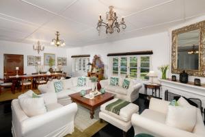 LabugollaHighgrove Estate的客厅配有白色家具和壁炉