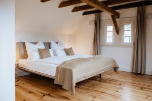 布尔沙伊德古特兰沙伊德酒店的卧室配有白色大床和白色枕头