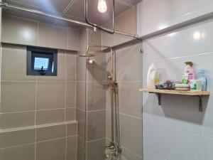芹苴Nhu's House 2的浴室里设有玻璃门淋浴