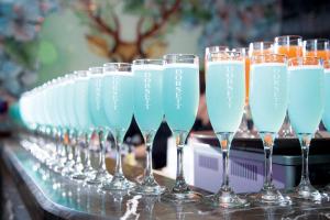 香港香港湾仔帝盛酒店的一排装有蓝色和白色液体的玻璃杯