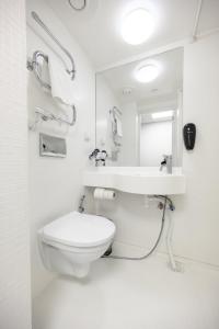 奥卢GreenStar Hotel Oulu的白色的浴室设有卫生间和水槽。