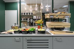 奥卢GreenStar Hotel Oulu的厨房在柜台上放碗食物