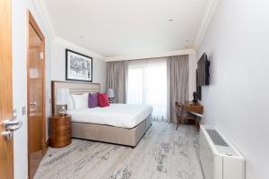 伦敦Sanctum Maida Vale的酒店客房设有床和窗户。