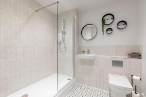 切尔滕纳姆Elliot Oliver - Luxury 2 Bedroom Regency Apartment With Parking & EV Charger的带淋浴、卫生间和盥洗盆的浴室