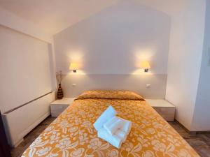 圣特雷莎加卢拉Hotel Muita di Mari的一间卧室,配有一张蓝色的床