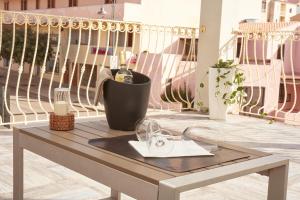 圣特雷莎加卢拉Hotel Muita di Mari的阳台上的桌子和一瓶葡萄酒