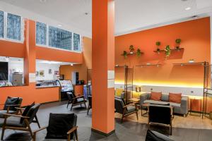 纳沙泰尔Neuchâtel City Hôtel的一间有橙色墙壁的医院的候诊室