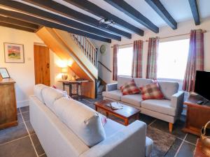 兰戈伦Alwyn Cottage的客厅配有两张沙发和一台电视机