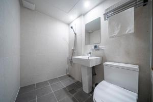 仁川市Jawoori Hotel Incheon Songdo的浴室配有白色卫生间和盥洗盆。
