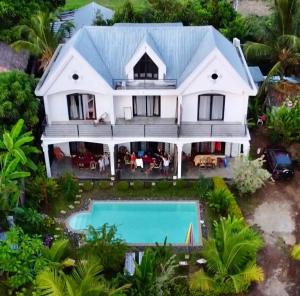 贝岛Villa Malandy Appart Hôtel Duplex 2的享有带游泳池的房屋的空中景致