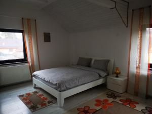 布朗Casa din vale的一间卧室设有一张床和一个窗口