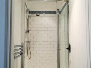 Aston InghamMarshalls Farm的带淋浴的浴室,带玻璃门