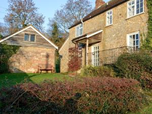 Aston InghamMarshalls Farm的院子里有长凳的老砖房