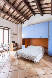 基亚拉瓦莱Monolocale la casa dei sogni的一间卧室配有一张床和一张桌子