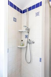 基亚拉瓦莱Monolocale la casa dei sogni的浴室设有蓝色和白色瓷砖淋浴。