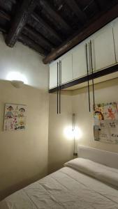 普拉托Appartamento Torre della Buca的一间卧室配有一张床、灯和橱柜