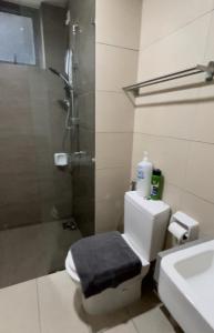 巴生Wallaway2stay Gravit8 Klang 2Room的带淋浴、卫生间和盥洗盆的浴室