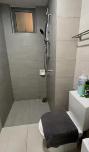 巴生Wallaway2stay Gravit8 Klang 2Room的带淋浴的浴室以及带凳子的卫生间。