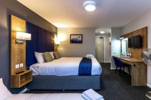 斯丹斯达蒙费雪特伦敦斯坦斯特德机场戴斯酒店的酒店客房配有两张床和一张书桌