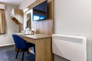 斯丹斯达蒙费雪特伦敦斯坦斯特德机场戴斯酒店的客房设有书桌、水槽和电视。
