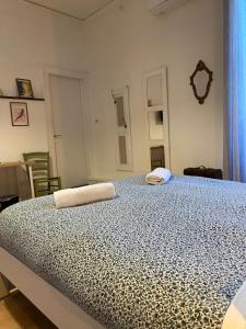 那不勒斯B&B La Terrazza Napoli的一间卧室配有一张床,上面有两条毛巾