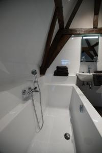 米德尔堡Logement de Spaerpot的带浴缸和水槽的浴室