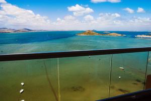 拉曼加戴尔马尔梅纳Hotel Izán Cavanna的游船上可欣赏到海景