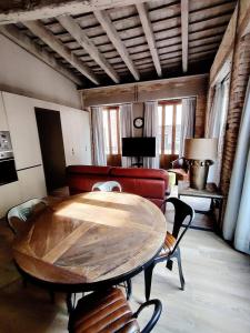 瓦伦西亚Apartment Plaza de la Merced的客厅配有木桌和沙发