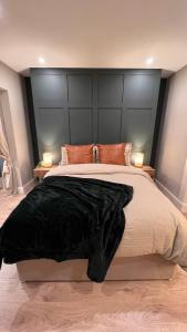伦敦德里CHAMBERS RISE - City Centre Stays的一间卧室配有一张大床和黑色床头板