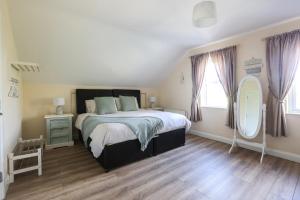 GlenariffGlenHaven Holiday Accommodation的一间卧室设有一张大床和一个大镜子