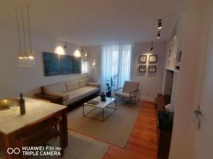 里斯本Timeless - Energy - Belém的客厅配有沙发和桌子