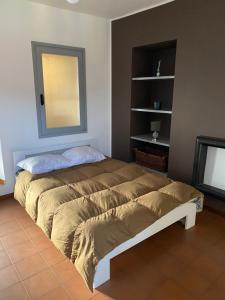 Mercallovicolo forno的一间卧室配有一张带镜子的床和一台电视