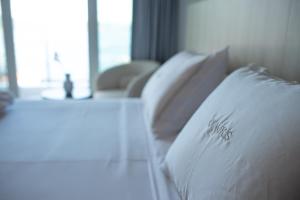 穆罗斯Otantus Hotel的客房内的白色沙发上配有枕头