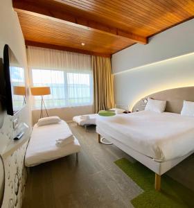 科尔马科尔马北宜必思尚品酒店的酒店客房设有两张床和一台平面电视。