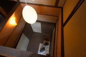 金泽UFU Kanazawa的浴室设有淋浴、镜子和灯