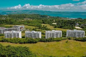 长滩岛Boracay Condocation的草场上白色建筑的空中景观