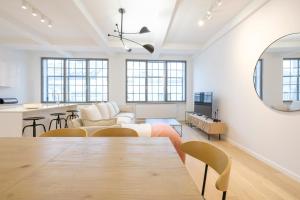 布鲁塞尔Appartement design 3 chambres proximité Grand-Place Bruxelles的客厅配有桌子和沙发