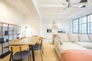 布鲁塞尔Appartement design 3 chambres proximité Grand-Place Bruxelles的客厅配有沙发和桌子