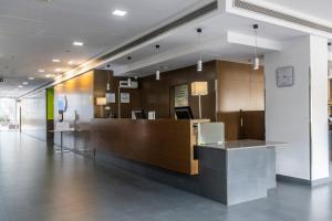 巴塞罗那Holiday Inn Express Barcelona City 22@, an IHG Hotel的一个带前台和书桌的办公大厅