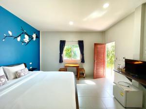 他朗Be Leaf Resort SHA的卧室配有白色的床和蓝色的墙壁