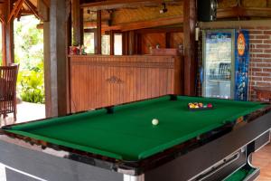 姆杜克Puri Sunny Guesthouse的一张绿色的台球桌,上面有球