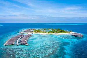 北马累环礁Kagi Maldives Resort & Spa的海洋中的岛屿,在水中拥有一条路径