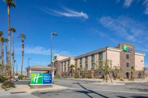 印地欧Holiday Inn Express & Suites Indio - Coachella Valley, an IHG Hotel的建筑前有标志的酒店