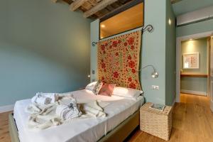 佛罗伦萨Mamo Florence - Frida Luxury Apartment的一间卧室配有一张红色床头板的床