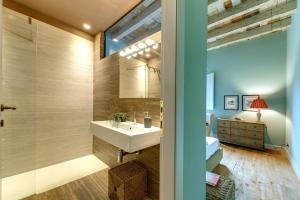 佛罗伦萨Mamo Florence - Frida Luxury Apartment的一间带水槽和镜子的浴室